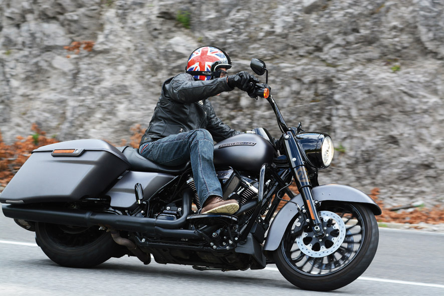 TEMNÝ KRÁL ciest - Test: Harley-Davidson Road King Special