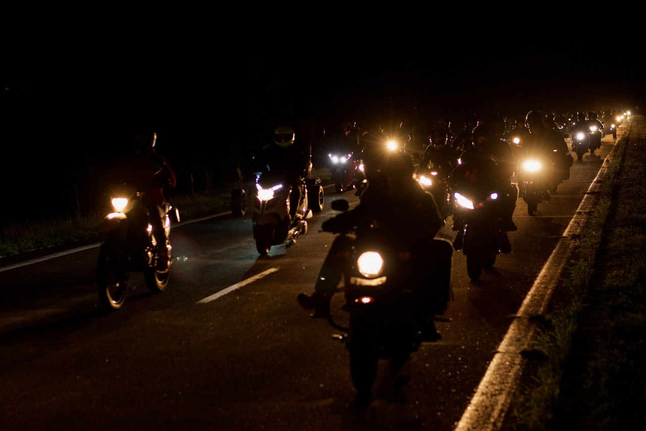 Takmer tisícka motorkárov vyrazila na nočnú spanilú jazdu. 