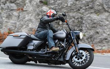 TEMNÝ KRÁL ciest - Test: Harley-Davidson Road King Special